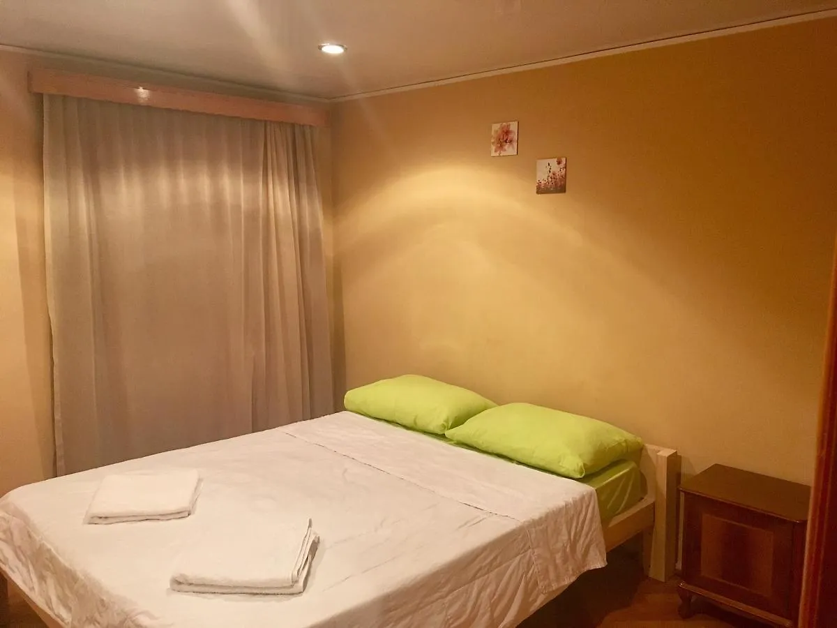 באטומי Moonlight Hostel & Rooms 0*,